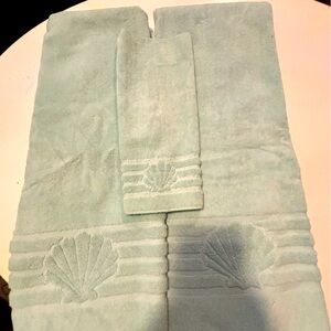 Vintage Cannon Seashell Bath Towels Set of 2. 1 wash cloth